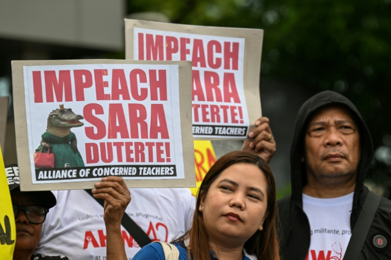 Des manifestants réclament la destitution de la vice-présidente philippine Sara Duterte devant la Chambre des députés, à Quezon City, dans la région métropolitaine de Manille, aux Philippines, le 29 avril 2026  ( AFP / Jam STA ROSA )