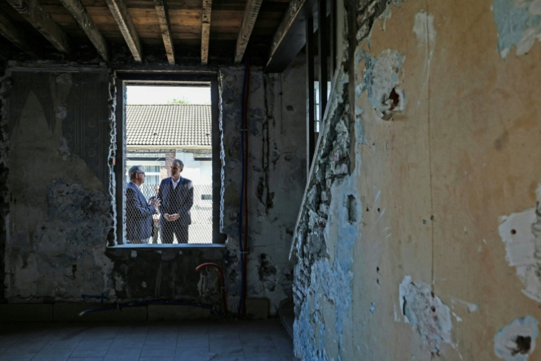 Raphaël Glucksmann (g), candidat de la primaire de la gauche pour la présidentielle  et leader de Place publique (PP), viste avec le maire de Montigny-en-Gohelle, Marcello Della Franca, une cité minière en cours de rénovation, le 25 septembre 2026 dans le Pas-de-Calais ( AFP / Francois LO PRESTI )
