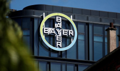 Le logo de Bayer est affiché au siège social du groupe à La Garenne-Colombes