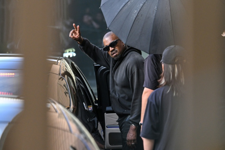 Le rappeur américain Kanye West arrive à Shangai, en Chine, le 11 juillet 2025 ( AFP / Hector RETAMAL )