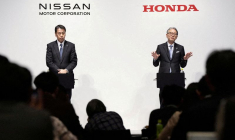 FILE PHOTO: Makoto Uchida, president and CEO of Nissan Motor and Toshihiro Mibe, Honda Motor president and CEO, in Tokyo