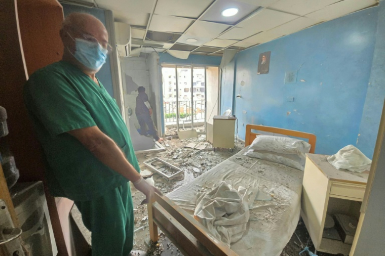 Un employé inspecte les dégâts dans un hôpital de Tyr, dans le sud du Liban, après une frappe israélienne sur un site proche, le 1er juin 2026 ( AFP / KAWNAT HAJU )