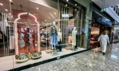 Des boutiques dans un centre commercial à Dubaï, le 16 mars 2026 aux Emirats arabes unis ( AFP / - )