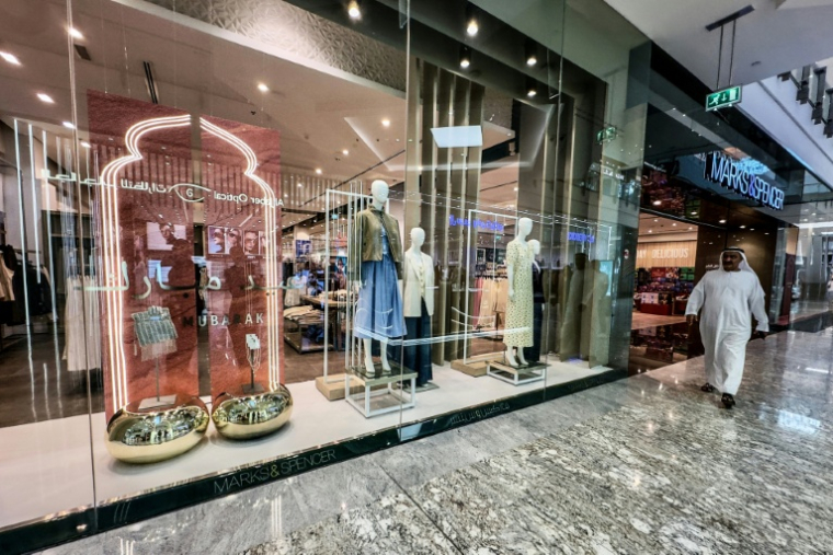 Des boutiques dans un centre commercial à Dubaï, le 16 mars 2026 aux Emirats arabes unis ( AFP / - )