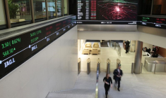 Des personnes marchent dans le hall du London Stock Exchange à Londres
