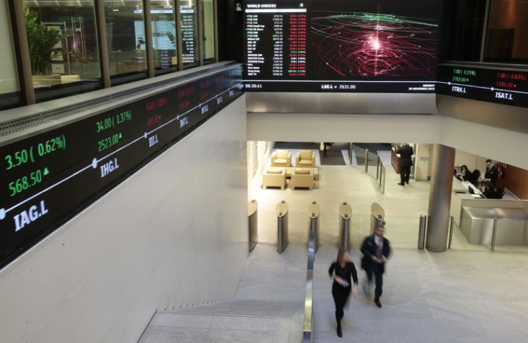 Des personnes marchent dans le hall du London Stock Exchange à Londres