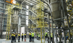 Des employés de la société minière australienne Lynas à Gebeng, dans l'est de la Malaisie, lors d'une visite des installations le 8 avril 2026.Des tonnes de minéraux de terres rares finement triées attendent d'être expédiées depuis l'usine malaisienne, illustrant l'ambition de la société australienne Lynas de réduire la domination chinoise sur le marché de ces minéraux critiques. ( AFP / Arif Kartono )