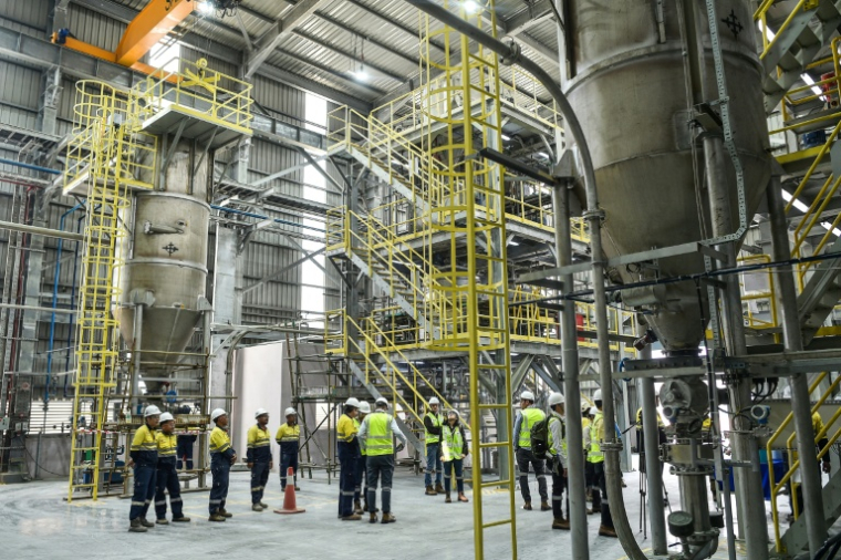 Des employés de la société minière australienne Lynas lors d'une visite des installations, le 8 avril 2026 à Gebeng, dans l'est de la Malaisie ( AFP / Arif Kartono )