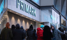 Des clients attendent l'ouverture d'un magasin Primark en Angleterre