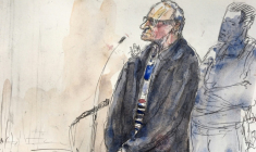 Croquis d'audience du 4 décembre 2018 montrant le tueur en série Francis Heaulme au tribunal de Versailles pour l'ouverture de son procès en appel ( AFP / Benoit PEYRUCQ )