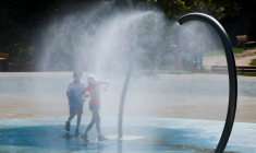 Des enfants se rafraîchissent à Nice