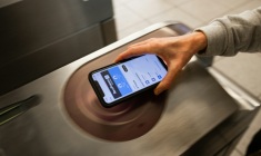 Utilisation d'un pass Navigo sur un iphone dans une station de métro à Paris, le 24 mai 2024. ( AFP / Antonin UTZ )