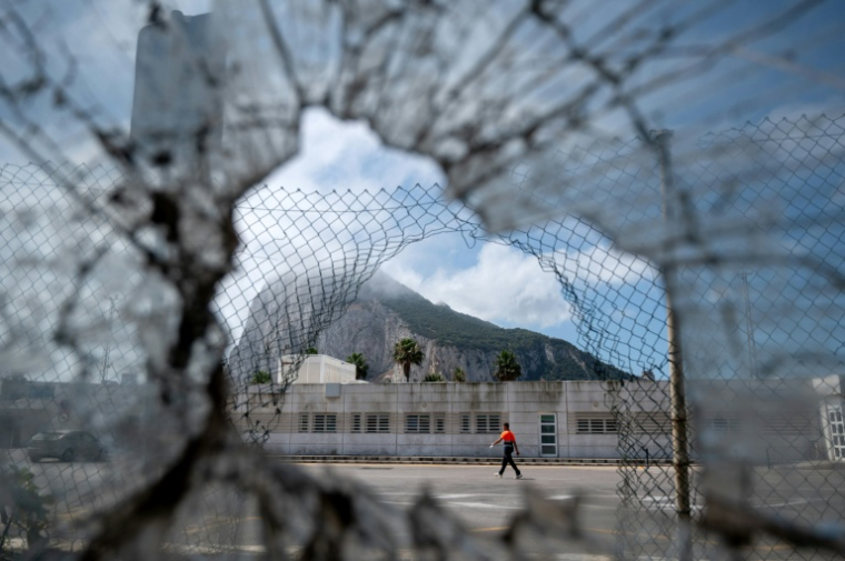 La frontière entre l'Espagne et le territoire britannique de Gibraltar, vue depuis La Línea de la Concepción, dans le sud de l'Espagne, le 29 juin 2026 ( AFP / JORGE GUERRERO )