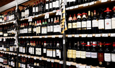 Bouteilles de vin français en vente dans un supermarché à Paris