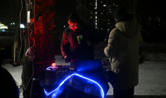 Un DJ anime une fête improvisée par des habitants dans le froid polaire à Kiev, le 18 janvier 2026 ( AFP / Sergei GAPON )