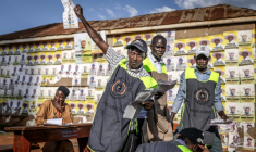 Un assistant électoral compte les bulletins après la fermeture des bureaux à Kampala, le 15 janvier 2026 lors des élections générales en Ouganda ( AFP / Luis TATO )