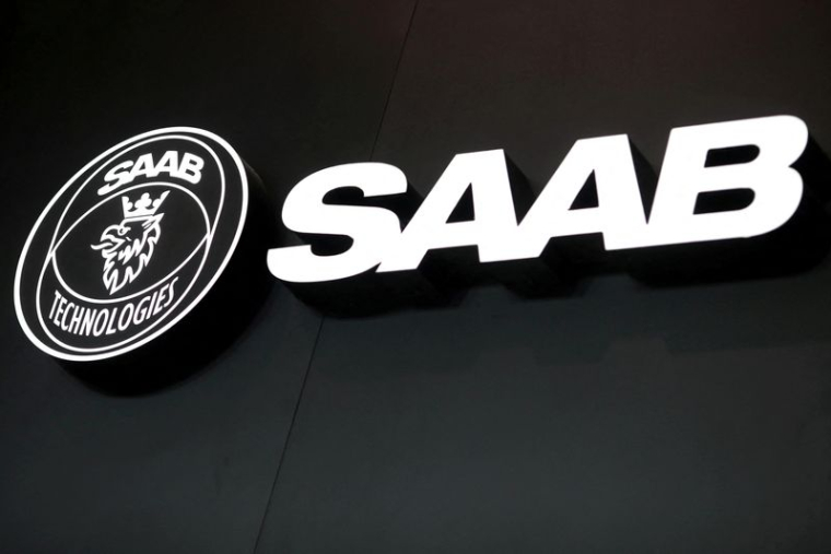Le logo de Saab Technologies est affiché lors du salon aéronautique de Dubaï aux Émirats arabes unis