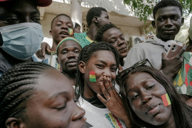 Des supporters sénégalais attendent les champions d'Afrique, attendus au Palais de la République à Dakar mardi 20 janvier 2026. ( AFP / Carmen Abd Ali )