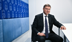 Valdis Dombrovskis, le commissaire européen aux Affaires économiques, lors d'un entretien avec l'AFP à Bangkok, en marge des assemblées du Fonds monétaire international (FMI) et de la Banque mondiale, le 13 octobre 2026 ( AFP / Lillian SUWANRUMPHA )