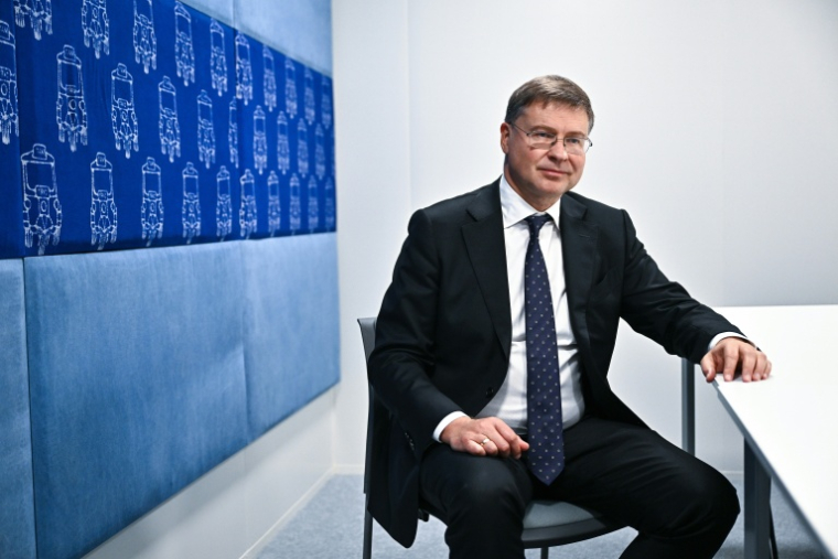 Valdis Dombrovskis, le commissaire européen aux Affaires économiques, lors d'un entretien avec l'AFP à Bangkok, en marge des assemblées du Fonds monétaire international (FMI) et de la Banque mondiale, le 13 octobre 2026 ( AFP / Lillian SUWANRUMPHA )