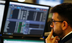 Un trader travaille chez CMC Markets à Londres