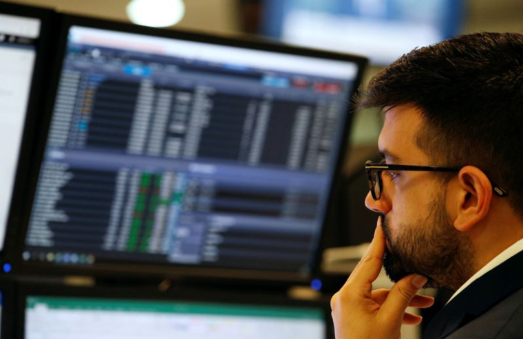 Un trader travaille chez CMC Markets à Londres