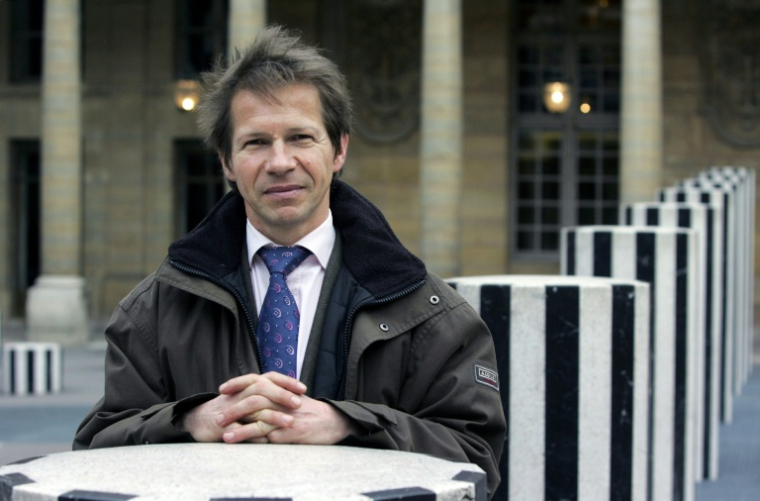 Jean-Marc Jancovici, expert des questions climat/énergie, pose dans les jardins du Palais royal le 20 mars 2007 à Paris ( AFP / FRANCOIS GUILLOT )