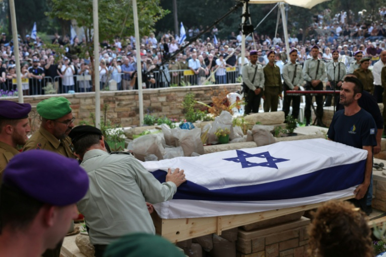 Une vaste foule assite à Kfar Saba le 11 novembre 2025 aux funérailles de Hadar Goldin, soldat israélien tué en 2014 à Gaza et dont la dépouille a été restituée dimanche à Israël par le Hamas, via la Croix-Rouge. ( POOL / Abir SULTAN )