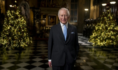 Le roi Charles III de Grande-Bretagne sourit pendant l'enregistrement de son message de Noël dans la chapelle Sainte-Marie-Madeleine de l'abbaye de Westminster, dans le centre de Londres, le 11 décembre 2025. ( POOL / Aaron Chown )