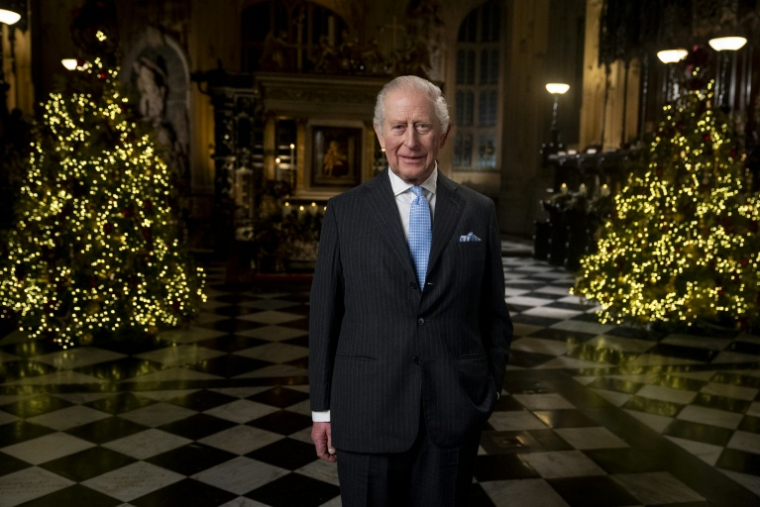 Le roi Charles III de Grande-Bretagne sourit pendant l'enregistrement de son message de Noël dans la chapelle Sainte-Marie-Madeleine de l'abbaye de Westminster, dans le centre de Londres, le 11 décembre 2025. ( POOL / Aaron Chown )