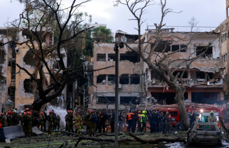 Les secours travaillent autour d'immeubles partiellement détruits par un missile iranien à tel-Aviv, le 16 juin 2025 ( AFP / Menahem Kahana )