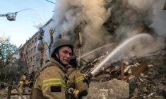Des pompiers luttent contre un incendie après d'intenses bombardements russes nocturnes qui ont particulièrement visé la capitale ukrainienne, le 24 mai 2026 à Kiev ( AFP / Vladyslav MUSIENKO )