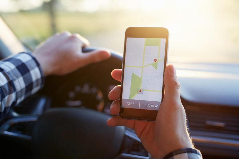 Face au faible nombre de places de stationnements dans les villes, de nombreuses start-up lancent des applications à destination des conducteurs crédit photo : Shutterstock