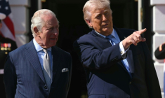 Le président américain Donald Trump (d) et le roi Charles III à la Maison Blanche, le 27 avril 2026 à Washington ( AFP / SAUL LOEB )