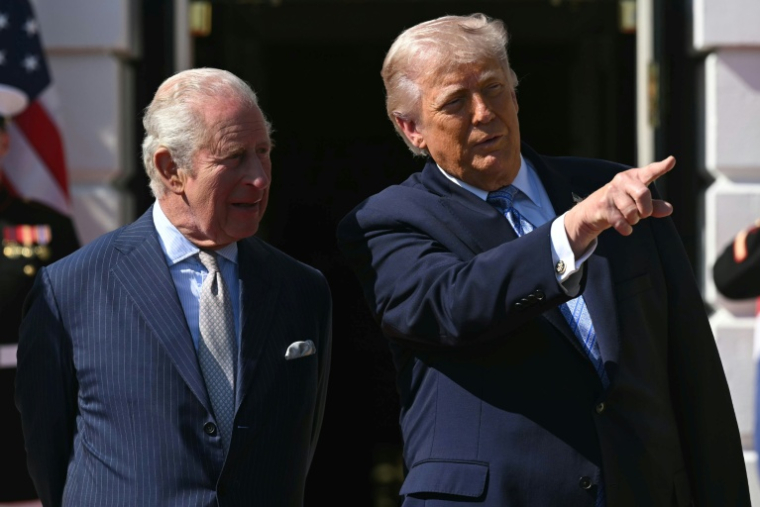 Le président américain Donald Trump (d) et le roi Charles III à la Maison Blanche, le 27 avril 2026 à Washington ( AFP / SAUL LOEB )
