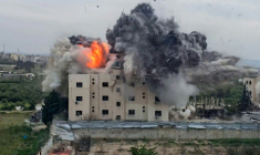 Un bâtiment touché par une frappe israélienne dans le village libanais d'Abbasiyyeh, le 13 mars 2026 ( AFP / KAWNAT HAJU )