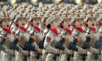 Des militaires chinoises défilent sur la place Tiananmen à Pékin, le 3 septembre 2025 ( AFP / Pedro Pardo )