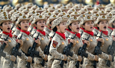 Des militaires chinoises défilent sur la place Tiananmen à Pékin, le 3 septembre 2025 ( AFP / Pedro Pardo )