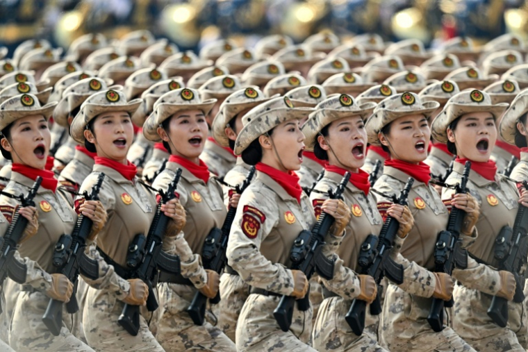 Des militaires chinoises défilent sur la place Tiananmen à Pékin, le 3 septembre 2025 ( AFP / Pedro Pardo )