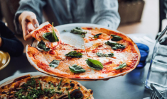 Les abonnements s’invitent dans la restauration. crédit photo : Getty Images