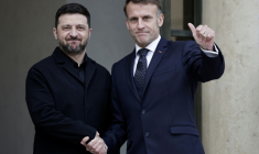 Le président ukrainien Volodymyr Zelensky, à gauche, et le président français Emmanuel Macron, à droite, le 1er décembre 2025, à l'Elysée, à Paris ( AFP / STEPHANE DE SAKUTIN )