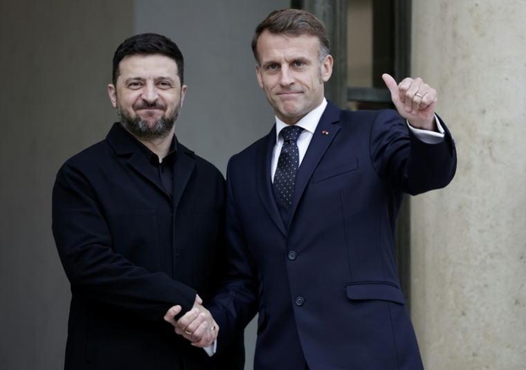 Le président ukrainien Volodymyr Zelensky, à gauche, et le président français Emmanuel Macron, à droite, le 1er décembre 2025, à l'Elysée, à Paris ( AFP / STEPHANE DE SAKUTIN )