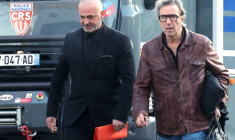 Christophe Ellul (g) et son avocat Alexandre Novion arrivent au tribunal de Soissons, le 3 mars 2026 dans l'Aisne; à l'ouverture de son procès pour le meurtre de sa femme Elisa Pilarski, tuée par son chien en 2019 ( AFP / Francois LO PRESTI )