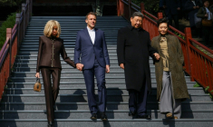 Le président français Emmanuel Macron (2e g), son épouse Brigitte Macron (g), le président chinois Xi Jinping (2e d) et sonépouse Peng Liyan (d) visitent le site séculaire du barrage du Dujiangyan, dans la province du Sichuan, le 5 décembre 2025  ( POOL / Sarah Meyssonnier )