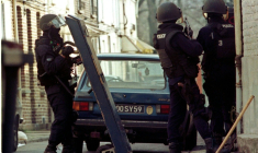 Le RAID donne l'assaut le 29 mars 1996 au 59 de la rue Carette à Roubaix, domicile des membres du gang de Roubaix ( AFP / FRANCOIS LO PRESTI )