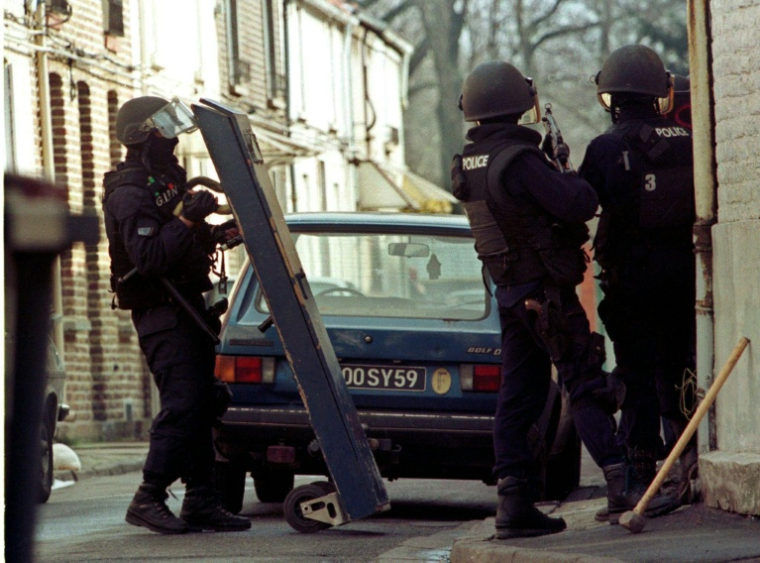 Le RAID donne l'assaut le 29 mars 1996 au 59 de la rue Carette à Roubaix, domicile des membres du gang de Roubaix ( AFP / FRANCOIS LO PRESTI )