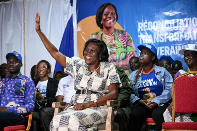 L'ancienne Première dame et candidate à la présidentielle de samedi en Côte d'Ivoire, Simone Ehivet Gbagbo, salue ses partisans le 22 octobre à Abidjan ( AFP / Sia KAMBOU )
