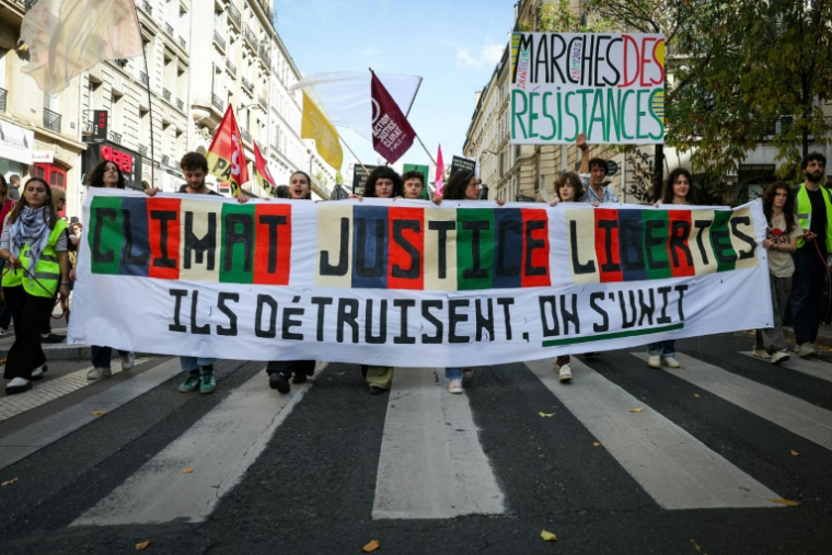 Manifestation pour le climat et la justice sociale à Paris, le 28 septembre 2025 ( AFP / Thomas SAMSON )