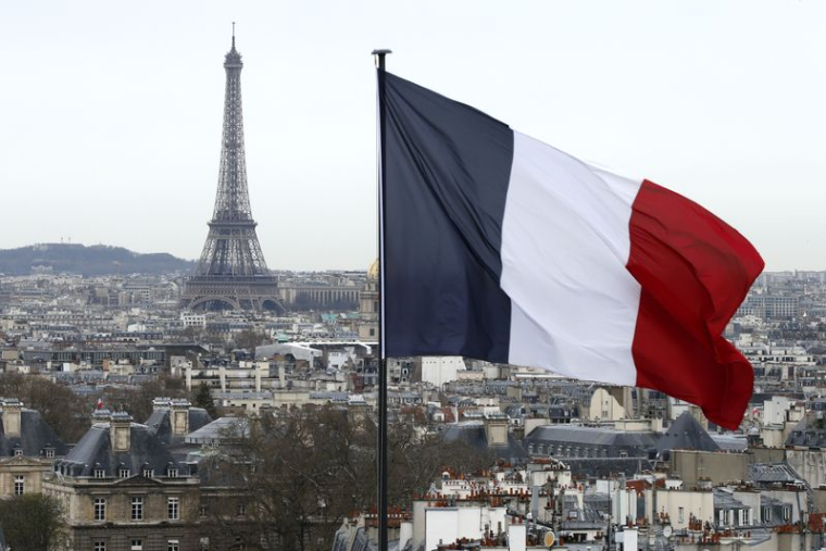 Un drapeau français flotte au-dessus de la Tour Eiffel à Paris