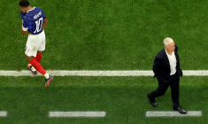 Le désarroi de la star de l'équipe de France Kylian Mbappé et du sélectionneur Didier Deschamps après l'élimination en demi-finale du Mondial face à l'Espagne, le 14 juillet 2026 à Arlington près de Dallas ( AFP / Odd ANDERSEN )